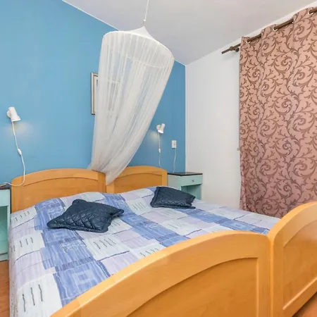 Apartment Bok