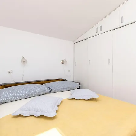 Apartment Bok